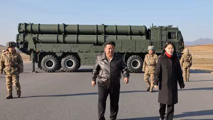 北朝鮮が改良型「大型ロケット砲」4発を試験発射　金正恩総書記と娘&ldquo;ジュエ氏&rdquo;が立ち会い
