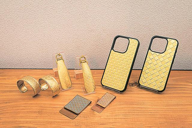 スマホケースに神社仏閣を彩る技術、縮小の業界に新風　桂天吾がゆく