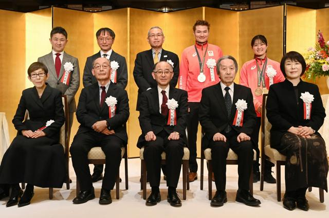 QRコード原さん、車いすテニス小田さんら喜び語る　朝日賞など贈呈