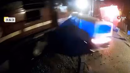 踏切内で立ち往生の小型バスが列車と衝突　バス吹き飛ばされ大破&hellip;運転手の安否は？衝突直前に脱出し奇跡的にけがなし　トルコ