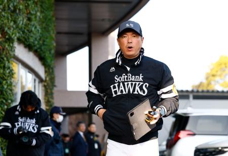 プロ野球１２球団が始動　宮崎と沖縄でキャンプイン