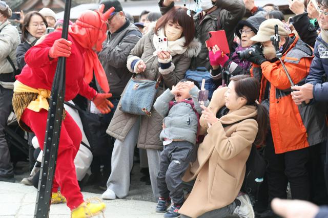 石清水八幡宮で節分の「鬼やらい神事」　鬼、坂を転げ落ちて退散