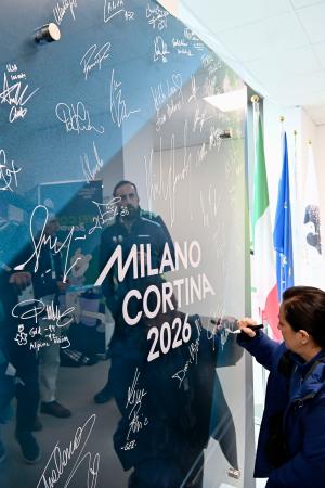 「五輪休戦」願う壁を設置　ＩＯＣ会長らがサイン