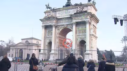 ミラノ観光名所「平和の門」で聖火台設置　冬季五輪の準備着々　史上初の2都市同時点火へ