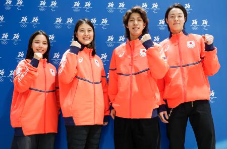 小林陵侑、丸山希らミラノ到着　「観客沸かせるジャンプを」