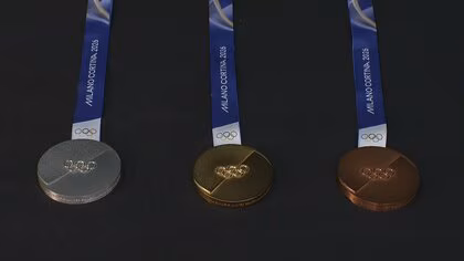 ミラノ・コルティナ五輪のメダル公開　イタリア造幣局がリサイクル金属で制作