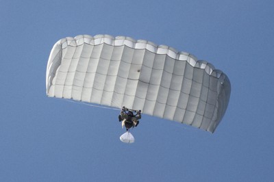 米軍、嘉手納基地でパラシュート降下訓練　県や地元は強く批判
