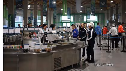 「食堂にはパスタ、フォカッチャ、ピザも」　ミラノ・コルティナ五輪の選手村を公開　鉄道車両基地跡地を再開発