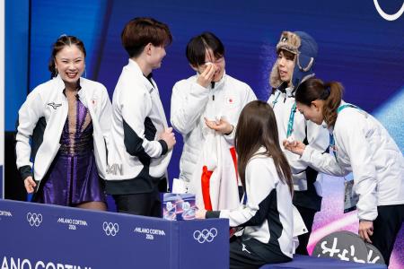 鍵山優真、団体応援席で感涙　フィギュアスケート