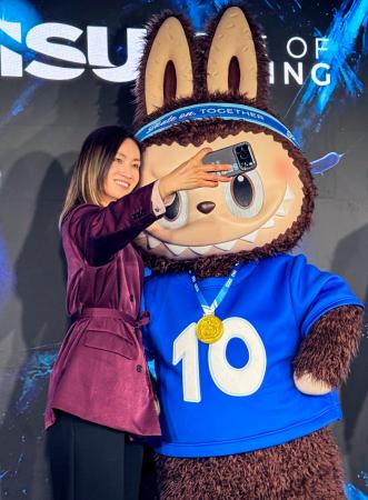 荒川静香さん、「ラブブ」と共演　ＩＳＵブースにゲスト参加