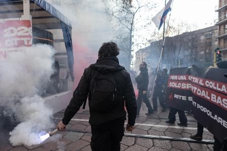 組織委、五輪抗議大規模デモ批判　「暴力的で逸脱している」