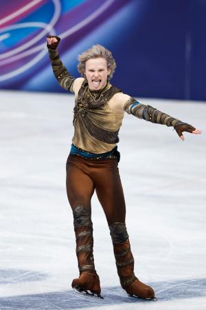 王者マリニン「全力の半分」　着氷に乱れ、思わず舌