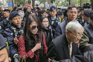 懲役２０年の量刑に、表情変えず　リンゴ日報創業者、手を振り退廷