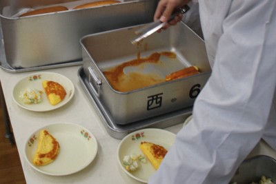 給食に「はしもとオムレツ」　地元産の柿など使用、感想は?　和歌山