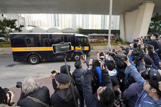 香港紙創業者に懲役２０年　リンゴ日報、国安法違反罪