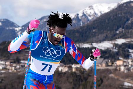 ハイチの黒人スキーヤー五輪満喫　雪と無縁の母国へ「光を」