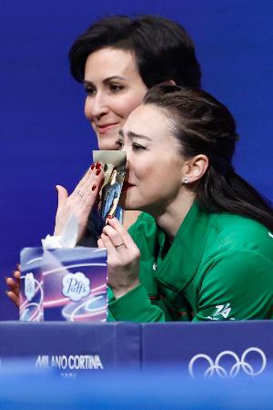 亡きクリスさんの写真掲げる　アイスダンス元日本代表の兄