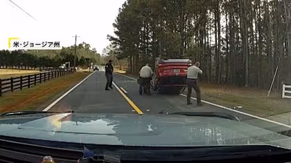 追いかける警察官に&ldquo;救世主&rdquo;&hellip;暴走車とカーチェイスの末、ドライバーの身柄拘束　アメリカ