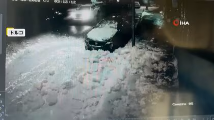 「あわや」屋根から突然の落雪&hellip;ギリギリ回避する通行人　ビルの看板除雪中に作業員直撃する雪塊　トルコ・東京