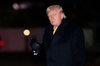 トランプ大統領、官僚支配強化　政府幹部職員の解雇容易に