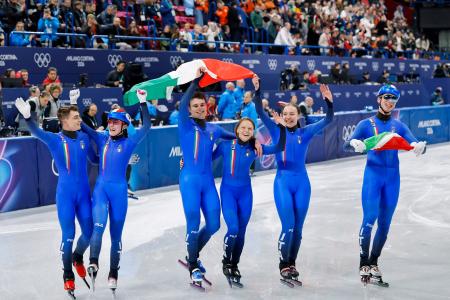 混合リレーはイタリアが初優勝　満員の会場に怒号のような大歓声