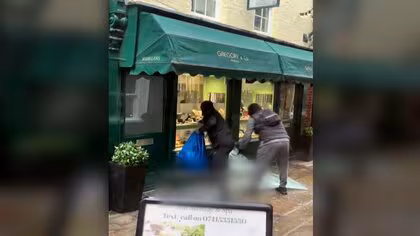 &ldquo;白昼堂々&rdquo;覆面2人組が宝石店襲撃&hellip;犯行撮影の女性「警察呼んで」　店員が反撃も根こそぎ貴金属を強奪し逃走　ロンドン警視庁が捜査