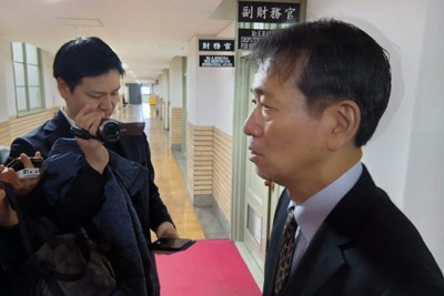 円高進む為替市場、財務官「一切ガードは下げていない」