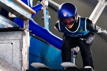 高梨、１５日のラージヒルへ調整　混合団体で獲得のメダルかけ眠る