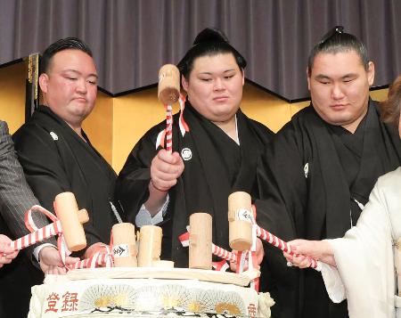 大の里「力士の模範に」と決意　横綱昇進披露宴に２千人