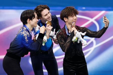 鍵山が連続「銀」、佐藤「銅」　フィギュアスケート・１３日