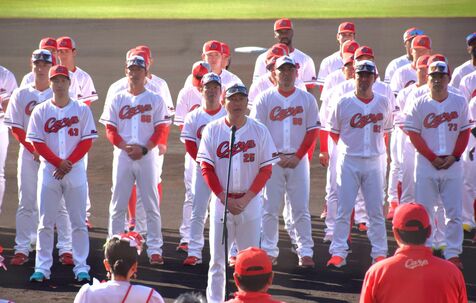 新井監督「一生懸命頑張ります」　ファンら駆け付けチーム歓迎　広島が沖縄市で2次キャンプ