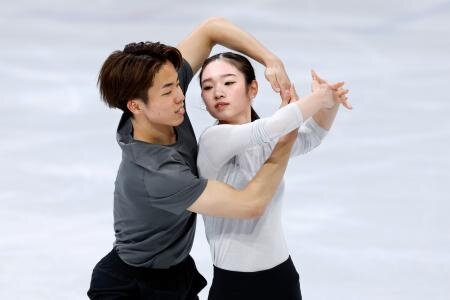 初代表ペア「心を込めて滑る」　フィギュア長岡、森口組が練習