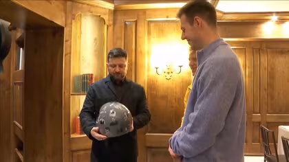 ウクライナ　五輪の&ldquo;追悼ヘルメット&rdquo;選手にゼレンスキー大統領が勲章授与「勇気に感謝する」