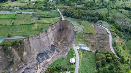 畑が陥没して巨大な穴が「1日1m拡大」&hellip;地震で陥没し洪水で急激に拡大か　インドネシア