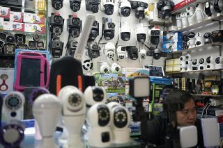 香港の隅々に監視カメラ置きたい　警察トップ「多いほどよい」とも