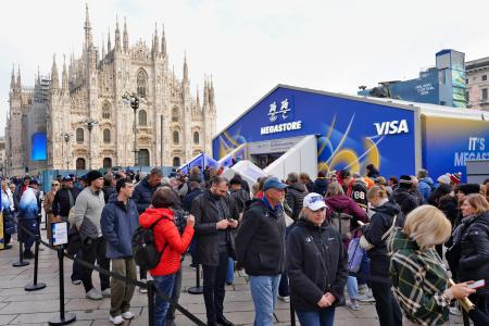 五輪ストア、「高いけど」盛況　長蛇の列、ぬいぐるみは１万円超