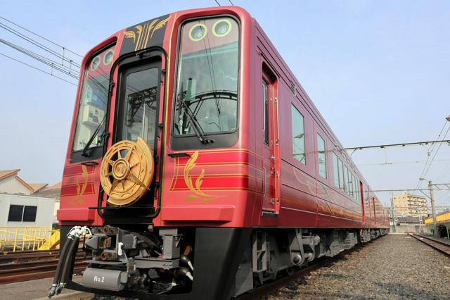 南海電鉄の新観光列車「GRAN　天空」がお披露目　深紅をベースに