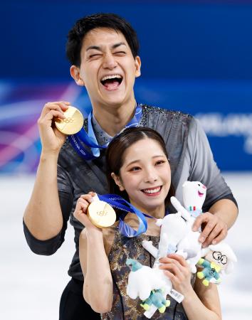 りくりゅう、逆転で初の「金」　日本のメダル１８個、最多に並ぶ