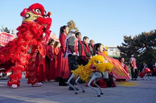 中国の春節行事に獅子舞ロボ　ハイテク駆使、会場沸かす
