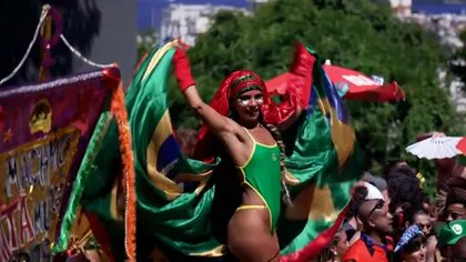 最高潮「リオのカーニバル」と同じ州で&hellip;泥まみれで大騒ぎの「奇祭」　目玉は練り歩き　ブラジル