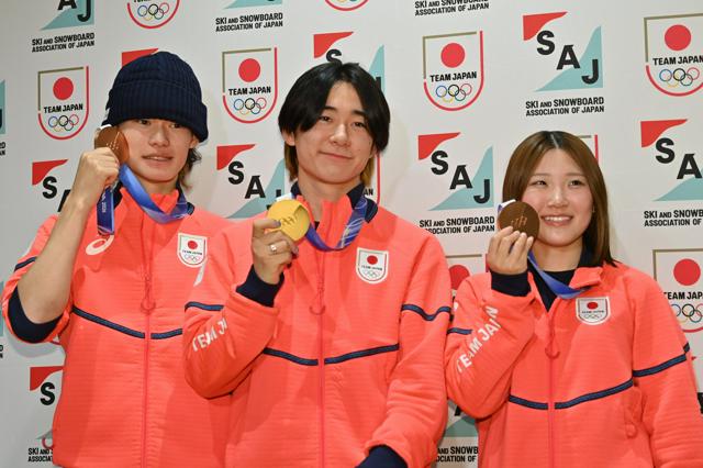 ハーフパイプ金メダルの戸塚優斗らが帰国　苦労、努力「報われた」