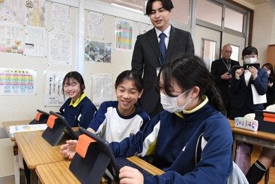 教科書もデジタルに　小中学校で実証研究、影響など分析　茨城・守谷