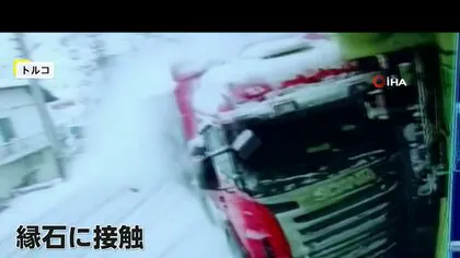 雪道でコントロール失い？カメラに突進してくるトラック、縦列駐車で高齢者の車が店に突入し誘導の娘あわや　トルコ