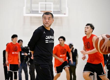 バスケ男子代表、合宿を公開　桶谷新監督が就任後初練習