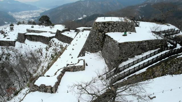 冬季閉山中の「天空の城」、ドローンで上空から撮影　雪景色の竹田城