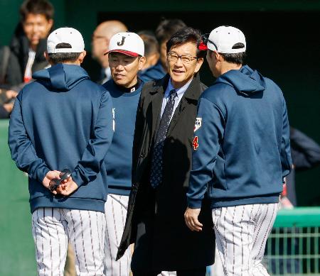 ＷＢＣ強化合宿、栗山氏が訪問　代表前監督、井端監督を激励