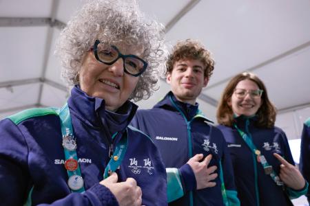 五輪ボランティアのユニ好評　有名メーカー「サロモン」提供