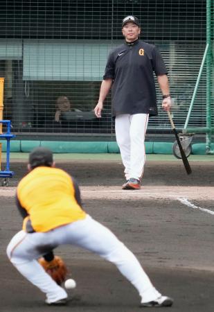 巨人の阿部監督が「愛」のノック　長嶋さんの誕生日に恩師ほうふつ