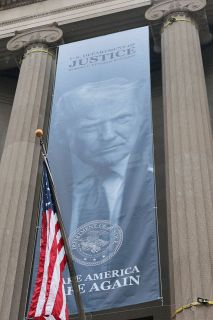 司法省にトランプ氏の巨大垂れ幕　法執行機関へ介入、独立性に懸念