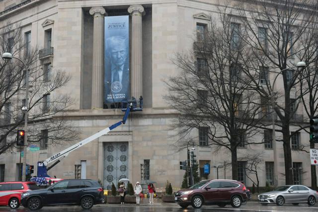 司法省の庁舎にトランプ氏の巨大幕　「政治的中立」様変わり